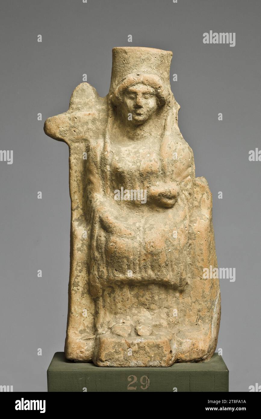 Statuette d'une femme assise avec un bol, 425 BC - 300 BC, Sculpture, statuette, feu, modelé, hauteur 21,6 cm, Sculpture, grec (1050 BC - 31 BC Banque D'Images