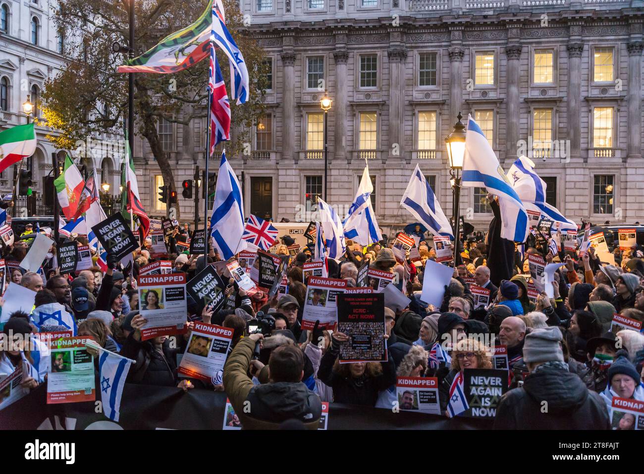 Les manifestants tenant des photos de personnes enlevées par le Hamas, "plus jamais n'est maintenant", une prière et un événement de protestation organisé à Whitehall pour exprimer leur solidarité avec Banque D'Images