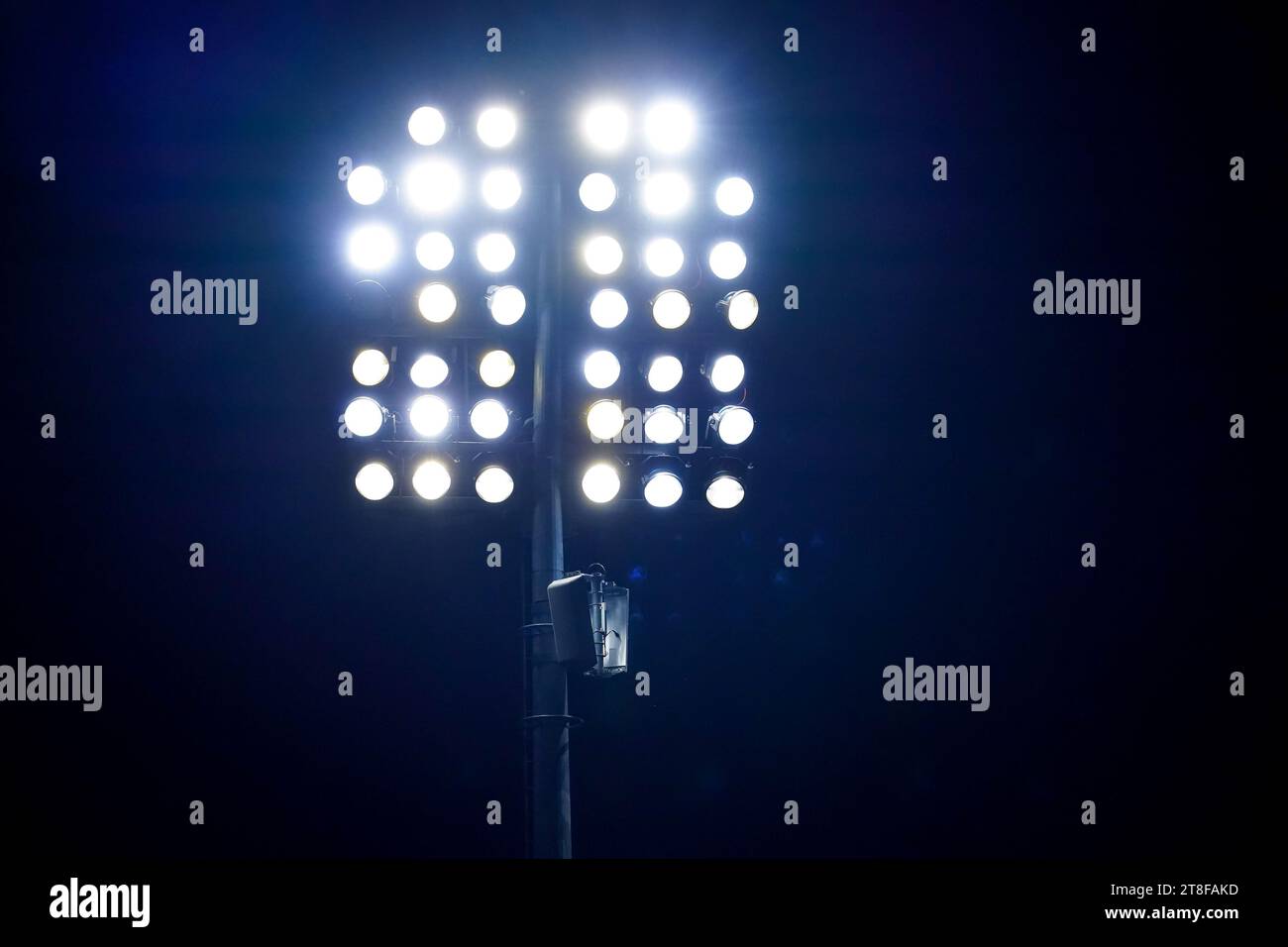 Vaduz, Liechtenstein. 16 novembre 2023. Vaduz, Liechtenstein, 16 novembre 2023 : lumière du stade lors du match de football UEFA European Qualifiers entre le Liechtenstein et le Portugal au Rheinpark Stadion à Vaduz, Liechtenstein. (Daniela Porcelli/SPP) crédit : SPP Sport Press photo. /Alamy Live News Banque D'Images