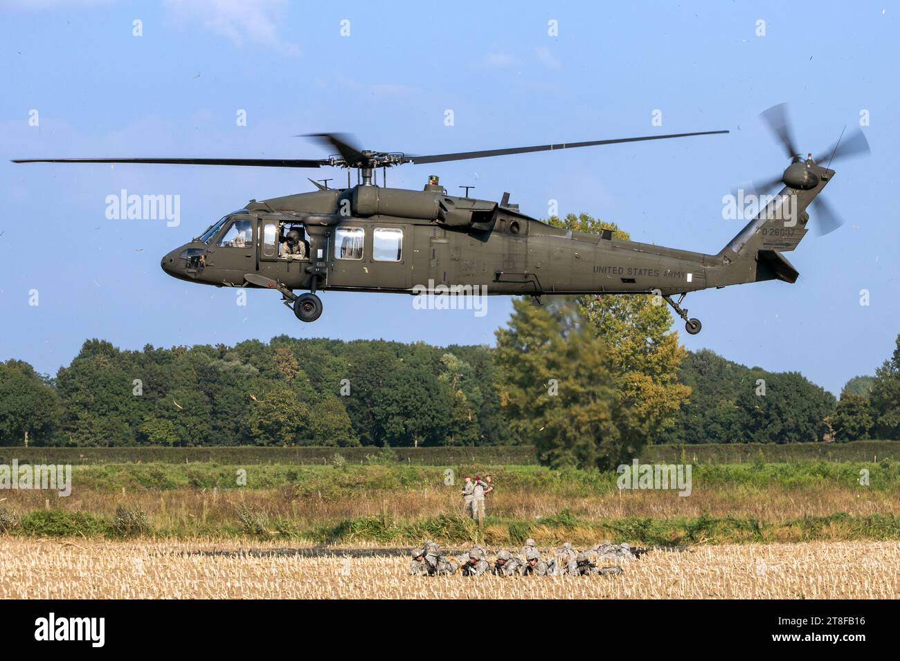 Soldats d'infanterie de la 82e division aéroportée au sol et hélicoptères UH-60 Blackhawk de l'armée américaine pendant l'exercice Operation Market Garden Memorial. GRA Banque D'Images