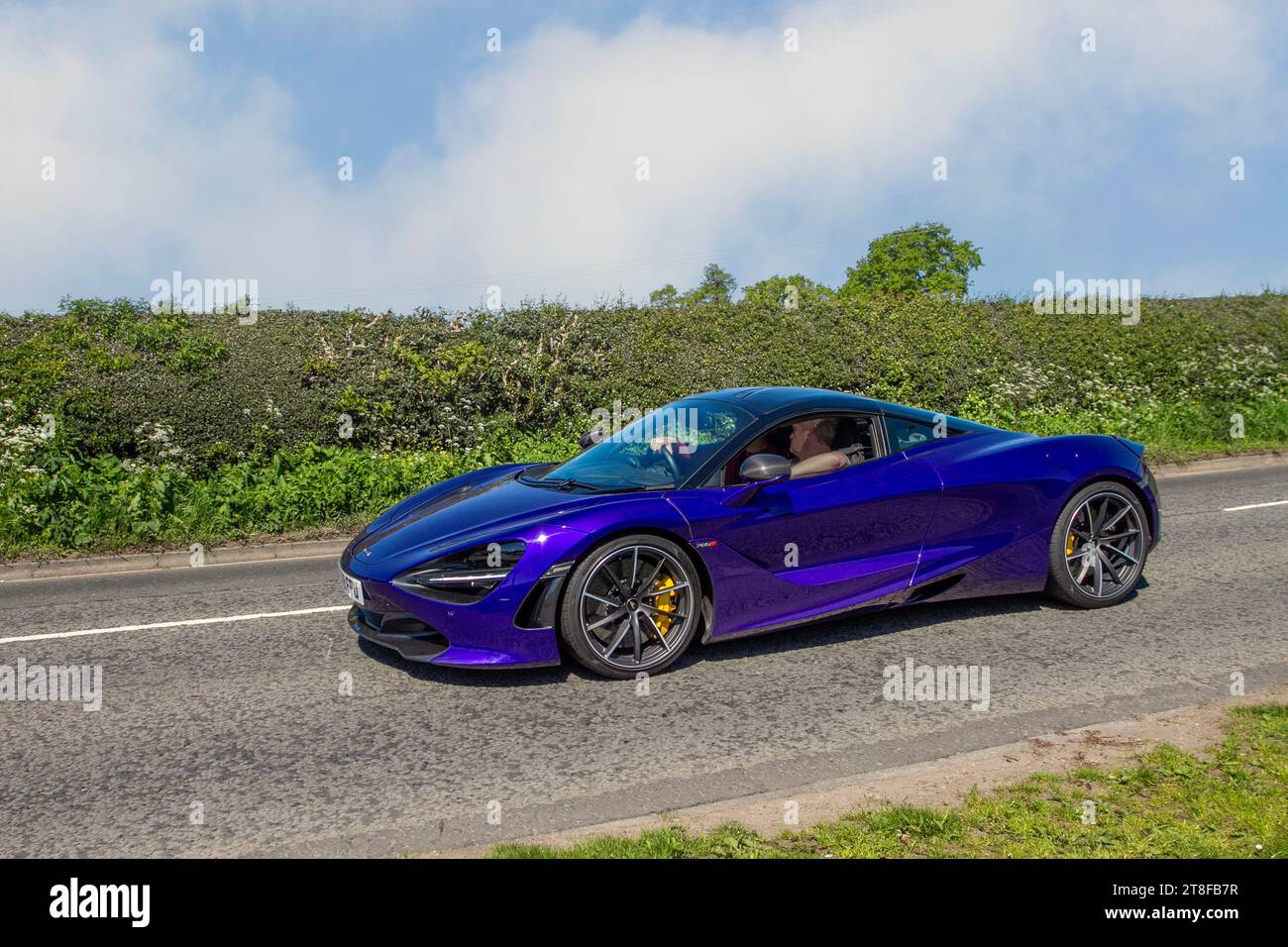 2019 mauve Purple McLaren 720S V8 S-A, moteur V8 biturbocompressé de quatre litres Banque D'Images