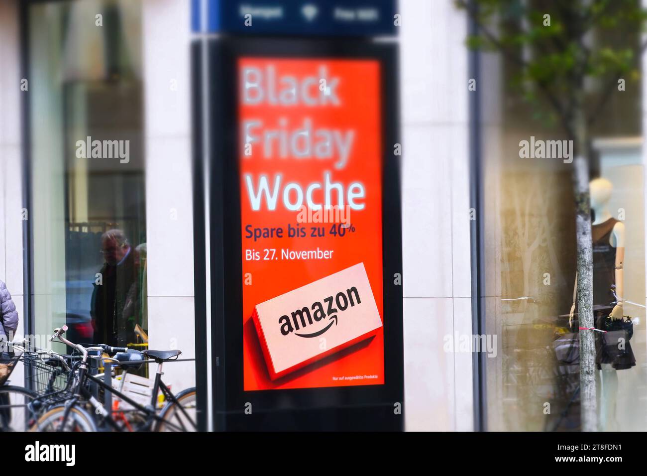 Düsseldorf 20.11.2023 Amazon Black Friday Woche Rabatt Rabattschlacht Rabattangebote Räumungsverkauf Handel Einzelhandel sale Ausverkauf Schlussverkauf Saisonware Textilien Sonderangebote Düsseldorf Nordrhein-Westfalen Deutschland *** Düsseldorf 20 11 2023 Amazon Black Friday week Discount Battle Discount Offres de liquidation Vente au détail Offres spéciales Düsseldorf Rhénanie du Nord-Westphalie Allemagne crédit : Imago/Alamy Live News Banque D'Images