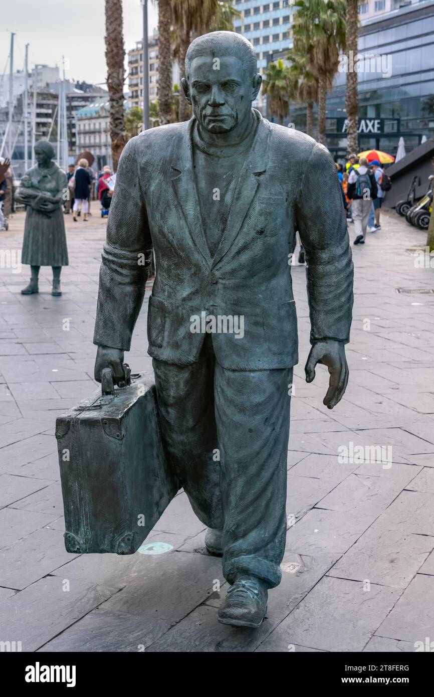Sculpture d'un homme avec une valise par Ramón Conde se préparant à monter à bord d'un navire dans le port de Vigo, Espagne Banque D'Images