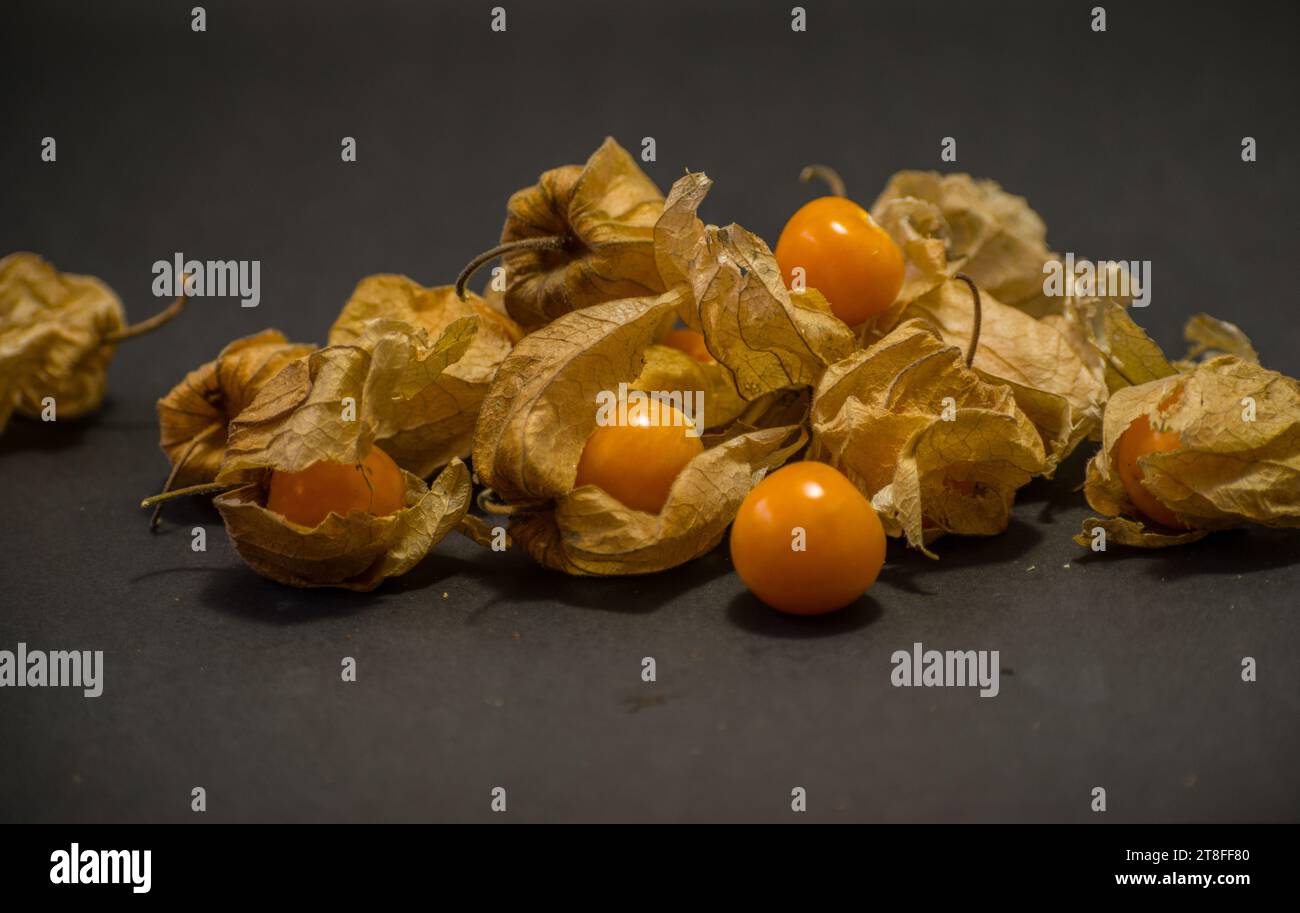 Un gros plan de fruits frais disposés sur une surface de table sombre Banque D'Images
