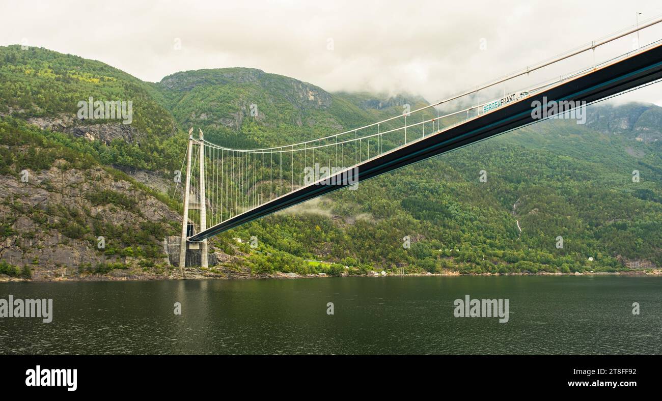 EIDFJORD, NORVÈGE - septembre 11 2023 : le pont Hardanger , près d'Eidfjord, mesure 1380 mètres de long et est l'un des plus longs ponts suspendus du monde Banque D'Images