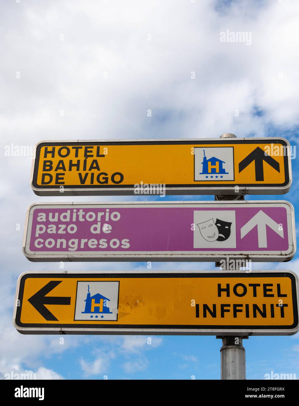 Vigo Espagne, panneaux indiquant Hotel Bahia de Vigo, Hotel Inffinit et panneau rose indiquant auditorio plaza de congresos Banque D'Images