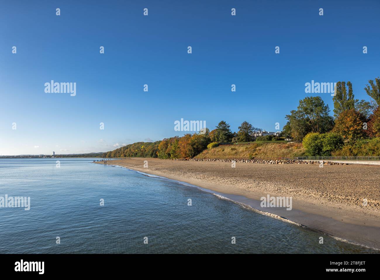 Longue plage de sable à Gdynia Orlowo à la mer Baltique en Pologne. Banque D'Images