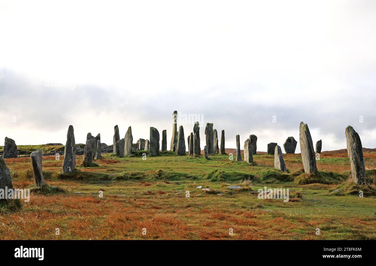 Une vue vers le nord le long de l'avenue des pierres jusqu'au cercle central au Calanais Standing Stones sur l'île de Lewis, Hébrides extérieures, Écosse. Banque D'Images