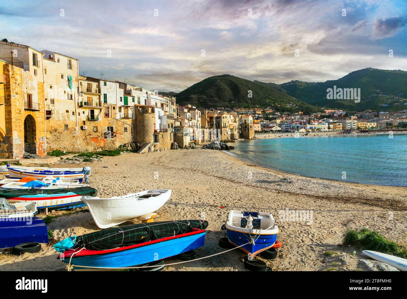 Italie. Lieux pittoresques de l'île de Sicile. Cefalu - Beautifl vieille ville avec de grandes plages Banque D'Images