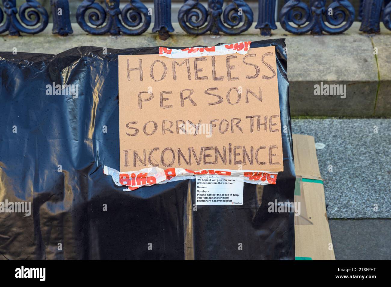 Un Sleep Pod avec une personne sans abri Désolé pour la gêne occasionnée sur Royal Exchange Square, Glasgow, Écosse, Royaume-Uni, Europe Banque D'Images