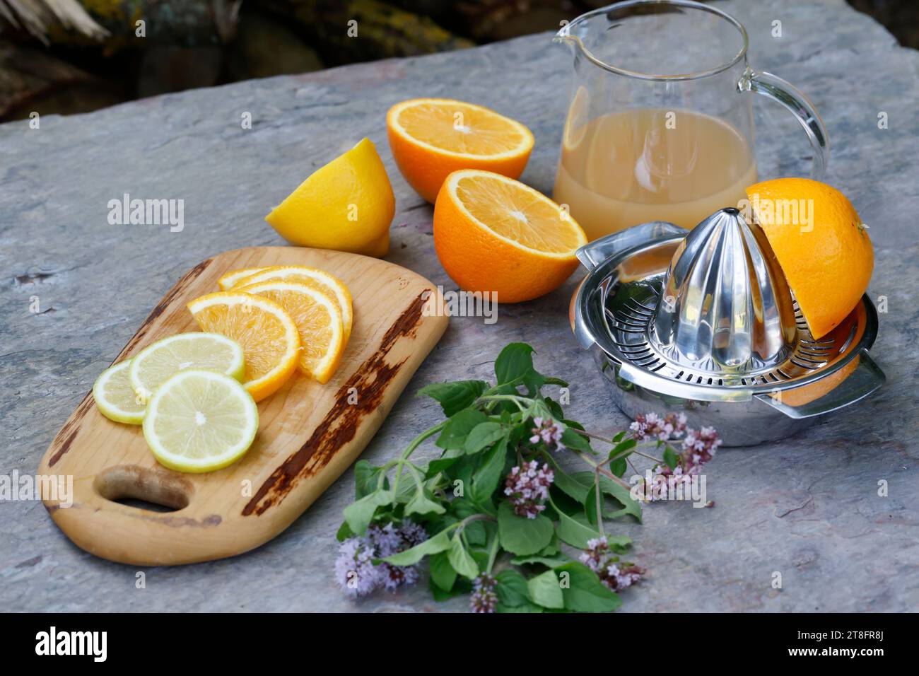 Eistee, EIS-Tee aus Kräutertee gemischt mit Apfelsafe, Saft von Orange, Saft von Zitrone, thé glacé, thé glacé Schritt 2 : Zutaten - Kräutertee, Apfelsaf Banque D'Images