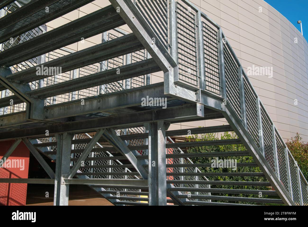 escalier d'évacuation en cas d'incendie, passage piétonnier pour sortie de secours. structure particulière en acier inoxydable galvanisé, avec détail des poutres en acier et t Banque D'Images