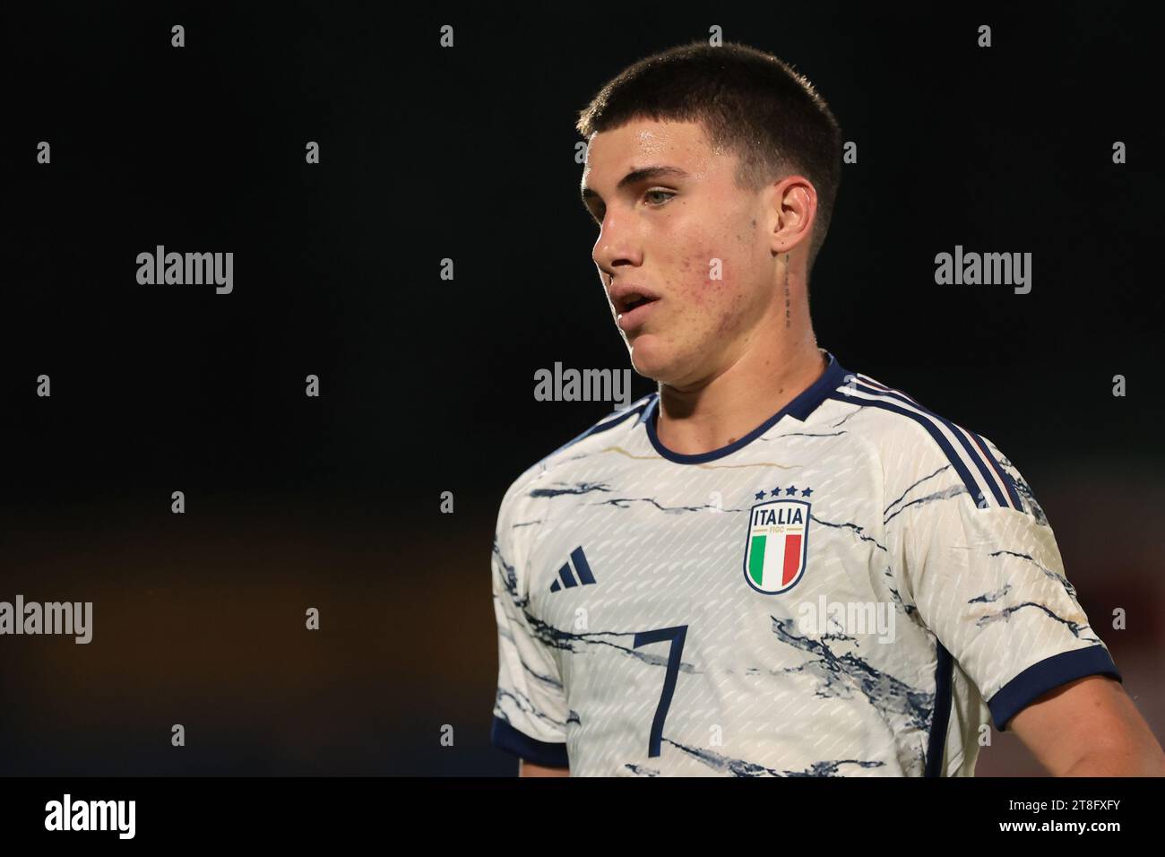 Serravalle, Italie. 16 novembre 2023. Une lecture de tatouage Blessed est vue sur le cou de Cesare Casadei de l'Italie lors du match de qualification pour le championnat d'Europe des moins de 21 ans de l'UEFA au stade San Marino, Serravalle. Le crédit photo devrait se lire : Jonathan Moscrop/Sportimage crédit : Sportimage Ltd/Alamy Live News Banque D'Images