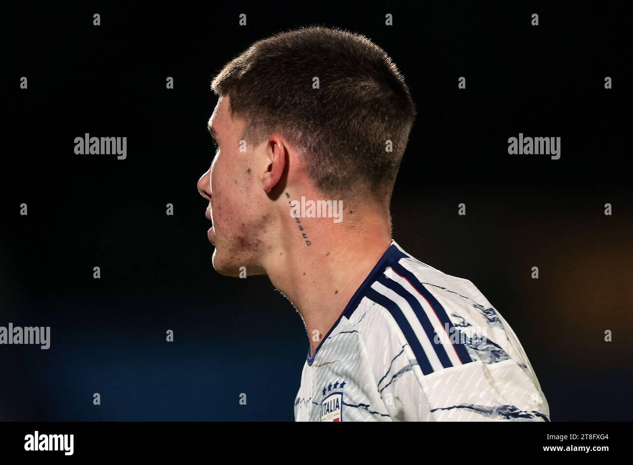 Serravalle, Italie. 16 novembre 2023. Une lecture de tatouage Blessed est vue sur le cou de Cesare Casadei de l'Italie lors du match de qualification pour le championnat d'Europe des moins de 21 ans de l'UEFA au stade San Marino, Serravalle. Le crédit photo devrait se lire : Jonathan Moscrop/Sportimage crédit : Sportimage Ltd/Alamy Live News Banque D'Images