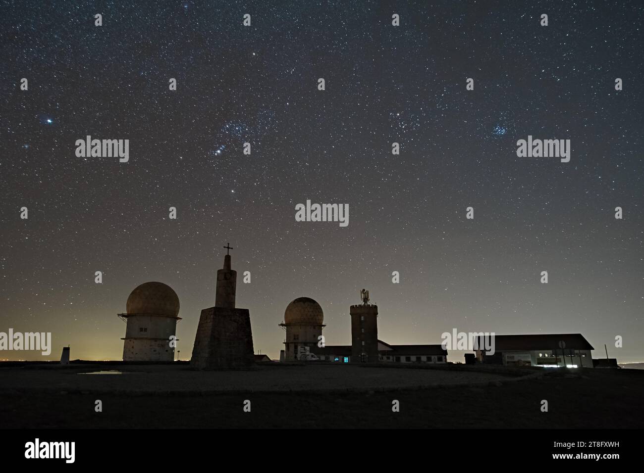 Voie lactée d'hiver avec constellation d'Orion sur Torre, la plus haute montagne du Parque Natural da Serra da Estrela, Loriga, Portugal Banque D'Images