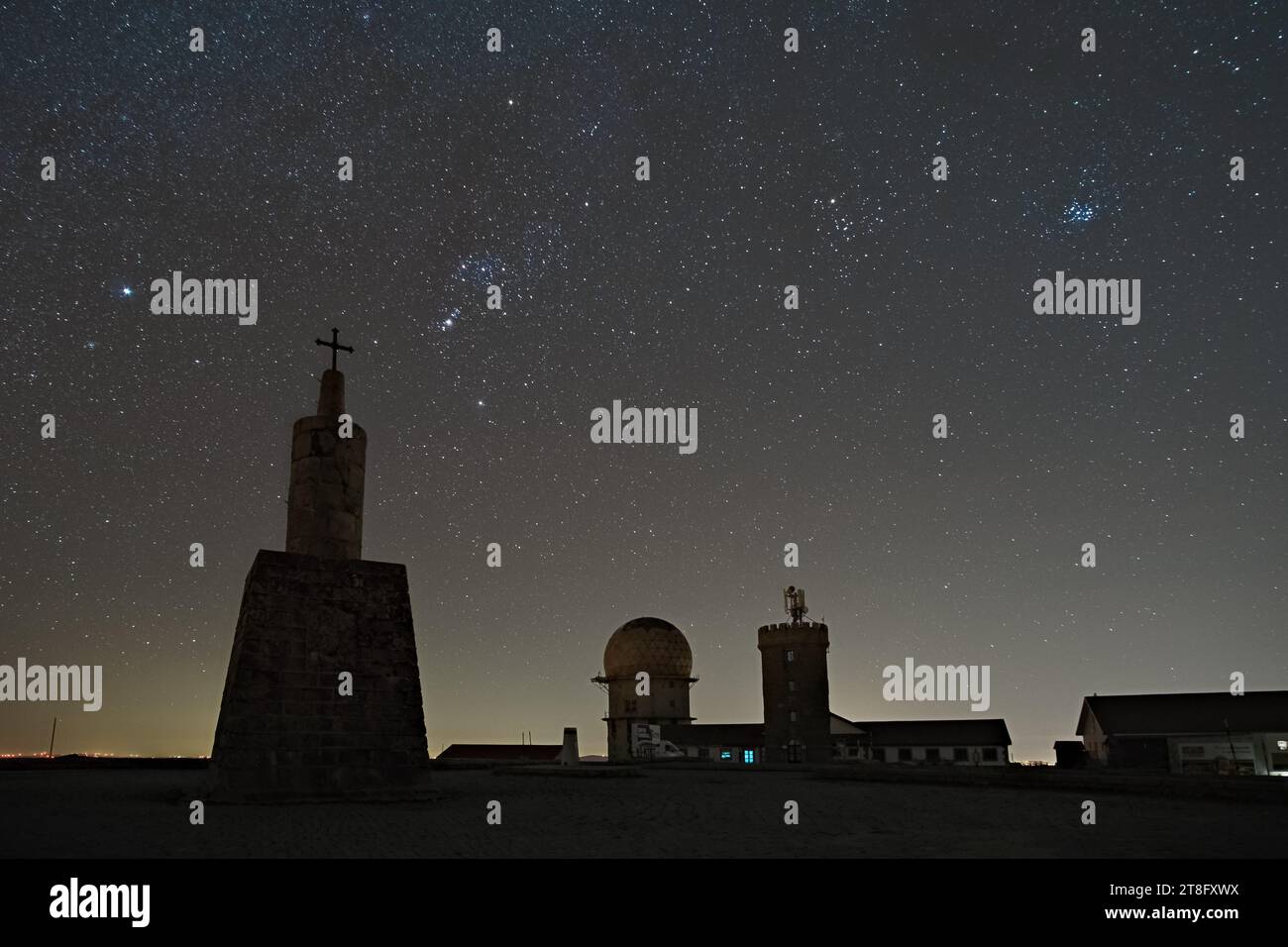 Voie lactée d'hiver avec constellation d'Orion sur Torre, la plus haute montagne du Parque Natural da Serra da Estrela, Loriga, Portugal Banque D'Images