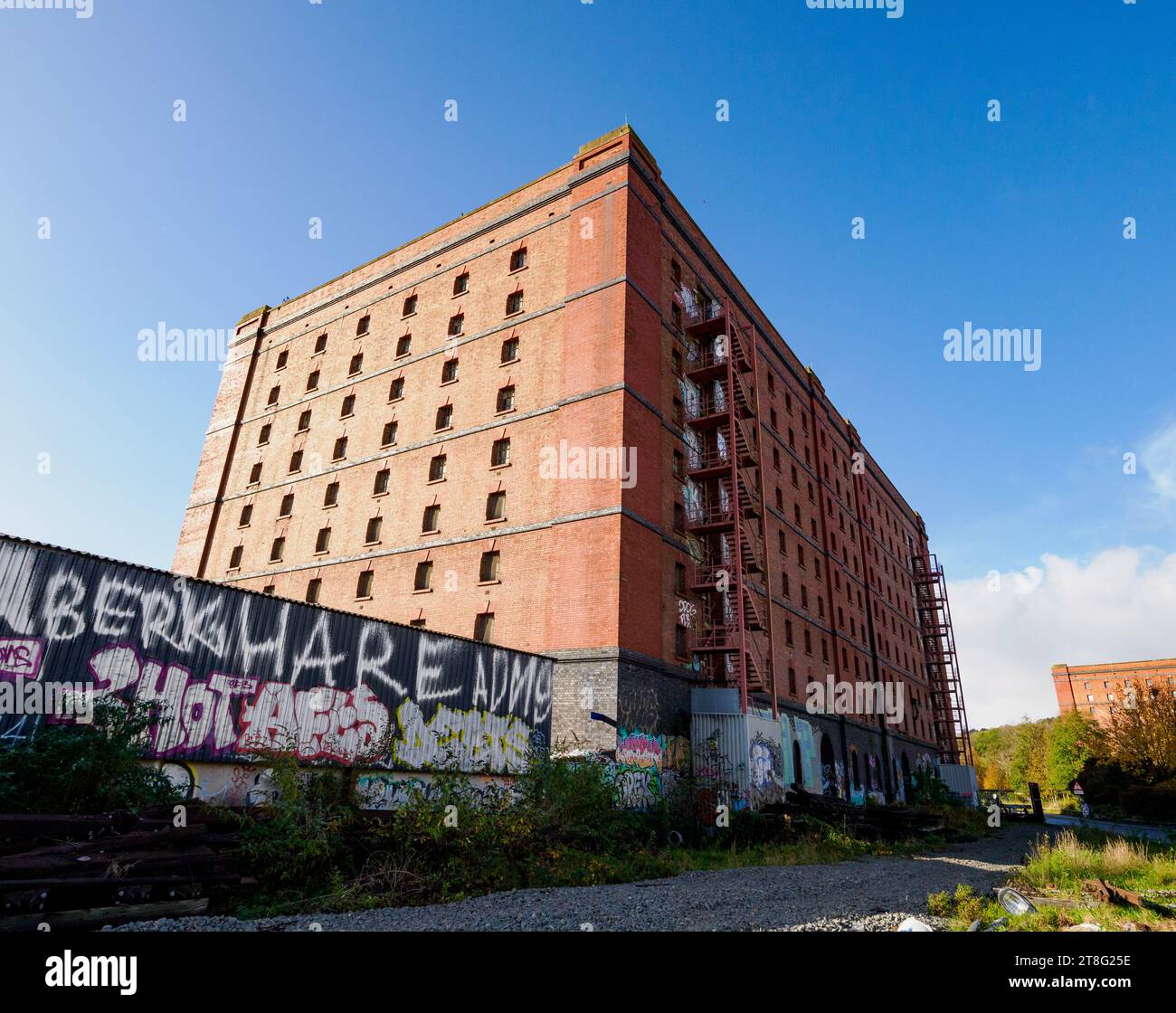 Un entrepôt de tabac Bond construit en 1905 sur le bassin Cumberland de Bristol pour contrôler les importations de marchandises en Grande-Bretagne à travers les quais occupés de la ville Banque D'Images