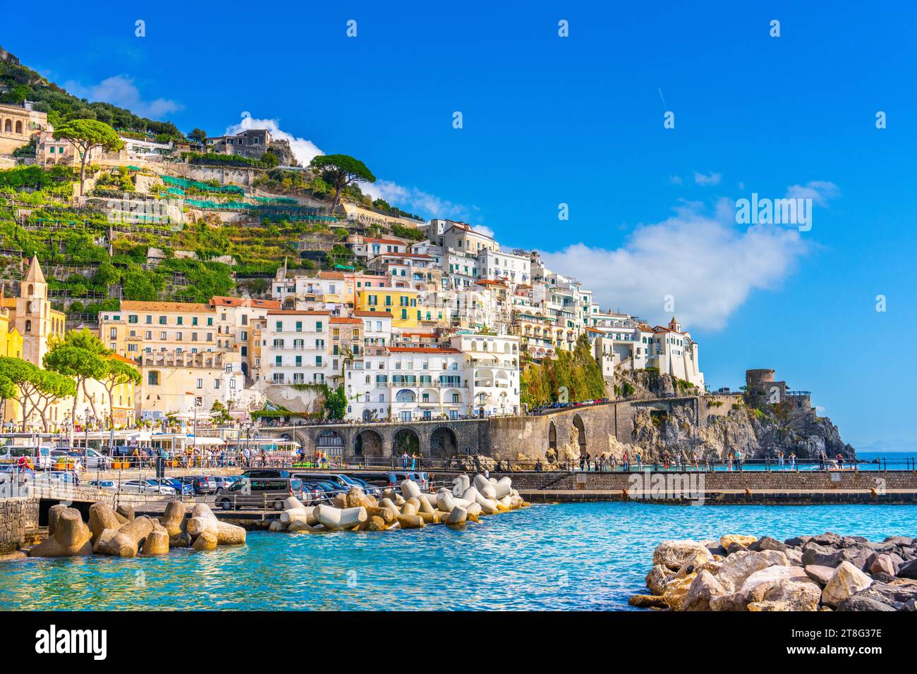 Amalfi, Italie, 29 octobre 2023 - port et partie de la ville vus de la jetée d'Amalfi Banque D'Images