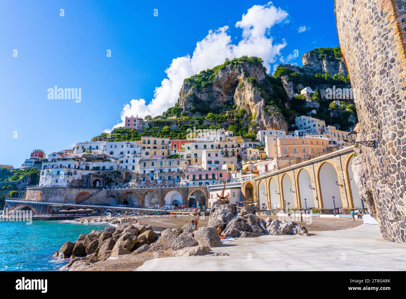 Atrani, Italie, 29 octobre 2023 - Plage et front de mer d'Atrani sur la côte amalfitaine en Italie Banque D'Images