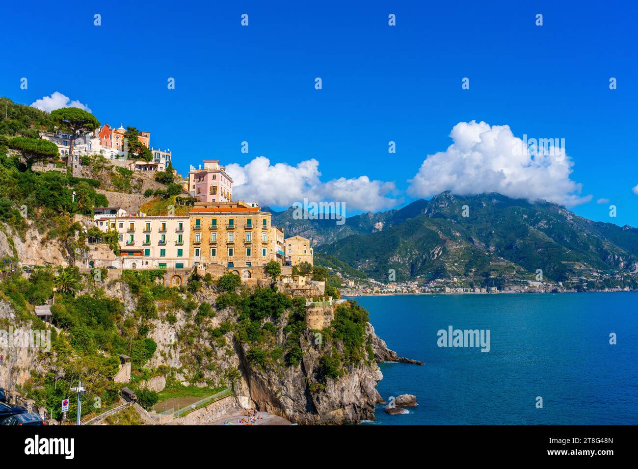 Atrani, Italie, 29 octobre 2023 - Maisons sur la côte Amafli inbetwen Atrani et Minori sur la côte amalfitaine Banque D'Images