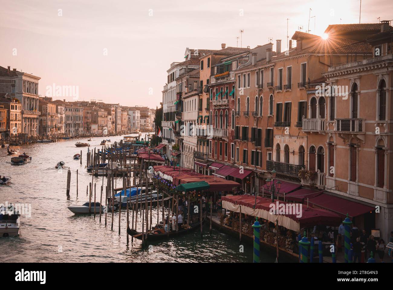 Superbe coucher de soleil vue sur le Grand Canal à Venise, Italie avec Gondoles et architecture historique Banque D'Images