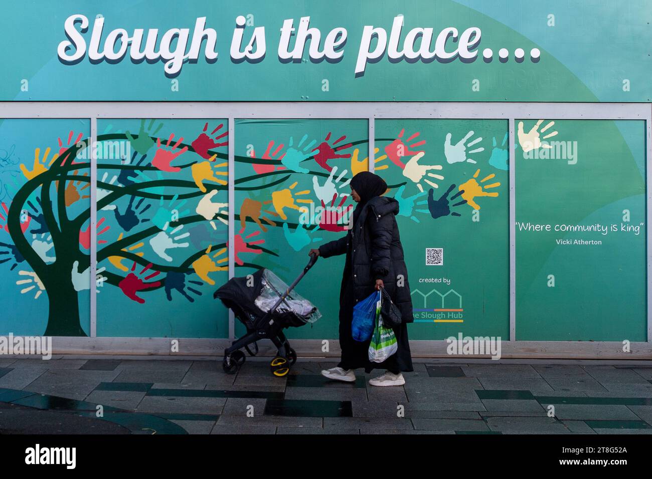 Slough, Royaume-Uni. 20 novembre 2023. Slough High Street. Le journal The Telegraph a classé Slough dans le Berkshire comme la ville la plus laide du Royaume-Uni. Elle a été classée dernière sur 1 250 villes en Angleterre, au pays de Galles et en Écosse. Il a reçu une note de 0/10 pour les devantures de magasins et une note de 2/10 pour l'architecture historique. Malheureusement, une grande partie du centre commercial Queensmere a été fermée et la fréquentation à Slough reste beaucoup plus faible qu'elle ne l'était auparavant. Les planificateurs du conseil municipal de Slough ont également permis la construction d'énormes blocs à haute densité d'appartements laides qui éclipsent de nombreux bâtiments existants Banque D'Images
