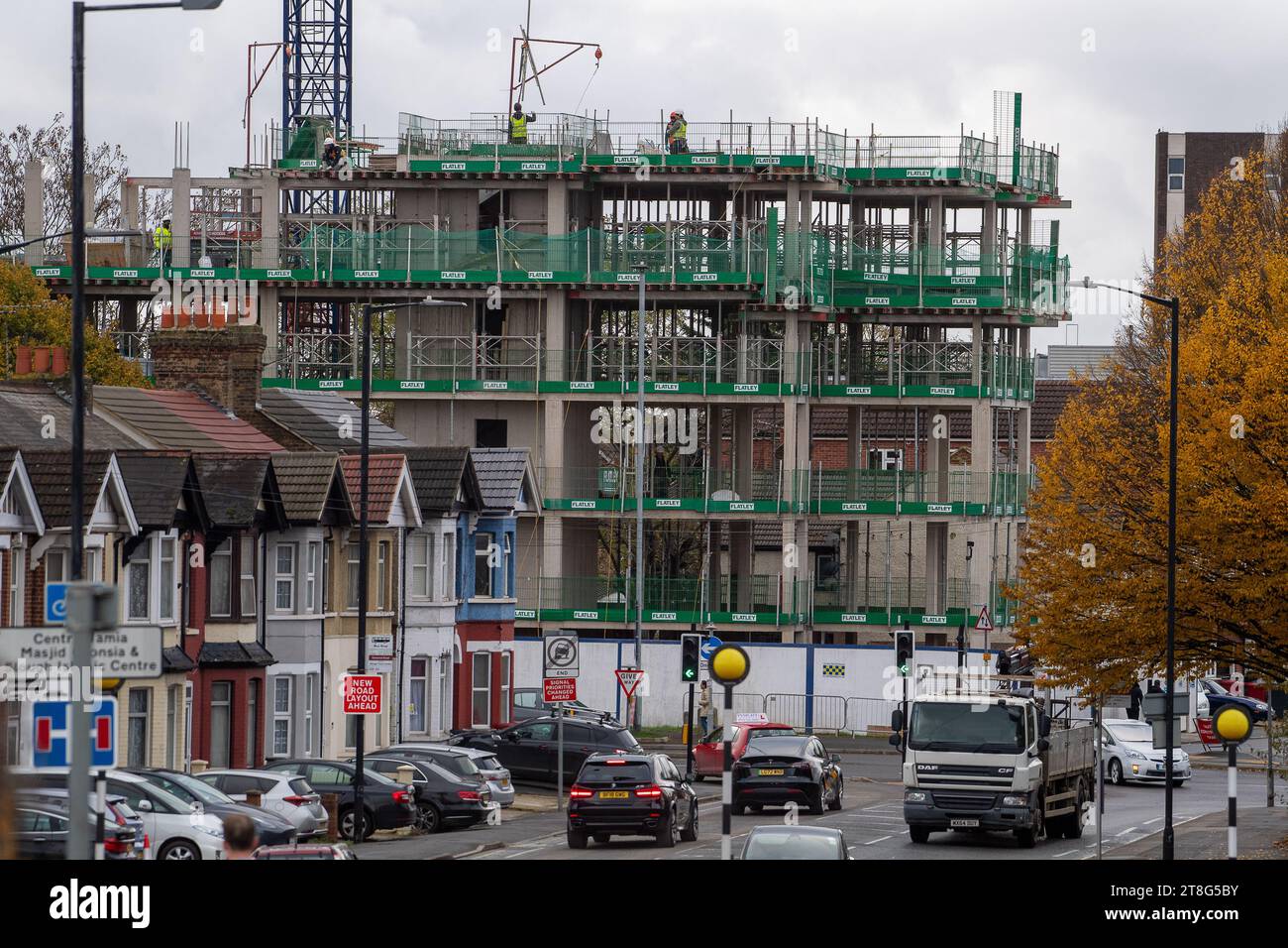 Slough, Royaume-Uni. 20 novembre 2023. Le journal The Telegraph a classé Slough dans le Berkshire comme la ville la plus laide du Royaume-Uni. Elle a été classée dernière sur 1 250 villes en Angleterre, au pays de Galles et en Écosse. Il a reçu une note de 0/10 pour les devantures de magasins et une note de 2/10 pour l'architecture historique. Malheureusement, une grande partie du centre commercial Queensmere a été fermée et la fréquentation à Slough reste beaucoup plus faible qu'elle ne l'était auparavant. Les planificateurs du conseil municipal de Slough ont également permis la construction d'énormes blocs à haute densité d'appartements moches qui éclipsent de nombreux bâtiments existants dans la ville. Crédit Banque D'Images