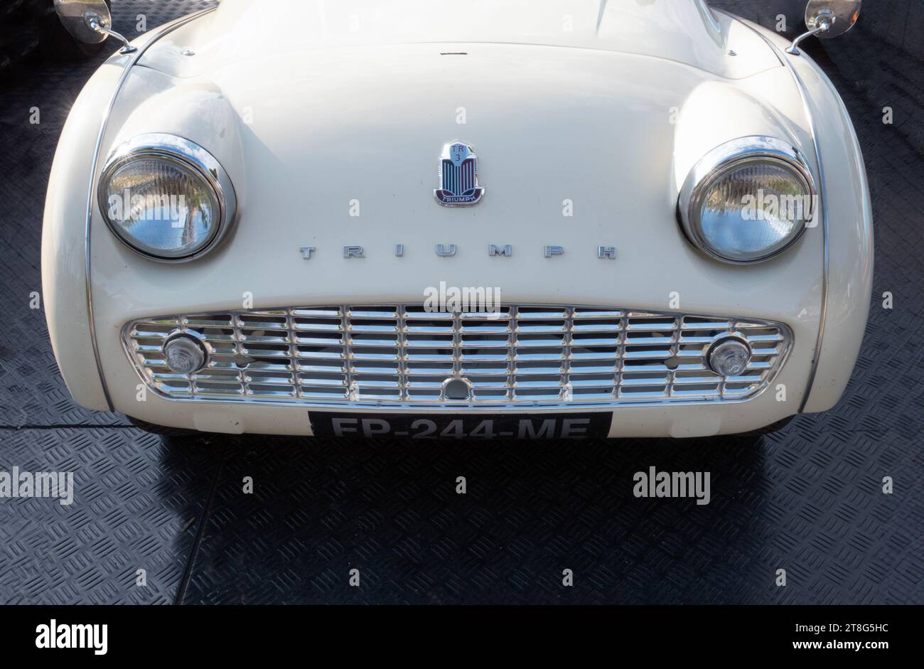 Vue de face de la voiture de sport britannique classique Triumph TR3 roadster traditionnel produit entre 1955 et 1962 par la Standard-Triumph Motor Company, Enga Banque D'Images