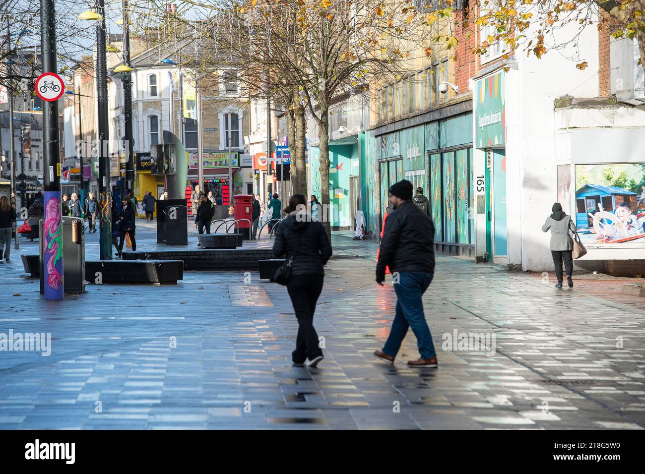 Slough, Royaume-Uni. 20 novembre 2023. Slough High Street. Le journal The Telegraph a classé Slough dans le Berkshire comme la ville la plus laide du Royaume-Uni. Elle a été classée dernière sur 1 250 villes en Angleterre, au pays de Galles et en Écosse. Il a reçu une note de 0/10 pour les devantures de magasins et une note de 2/10 pour l'architecture historique. Malheureusement, une grande partie du centre commercial Queensmere a été fermée et la fréquentation à Slough reste beaucoup plus faible qu'elle ne l'était auparavant. Les planificateurs du conseil municipal de Slough ont également permis la construction d'énormes blocs à haute densité d'appartements laides qui éclipsent de nombreux bâtiments existants Banque D'Images