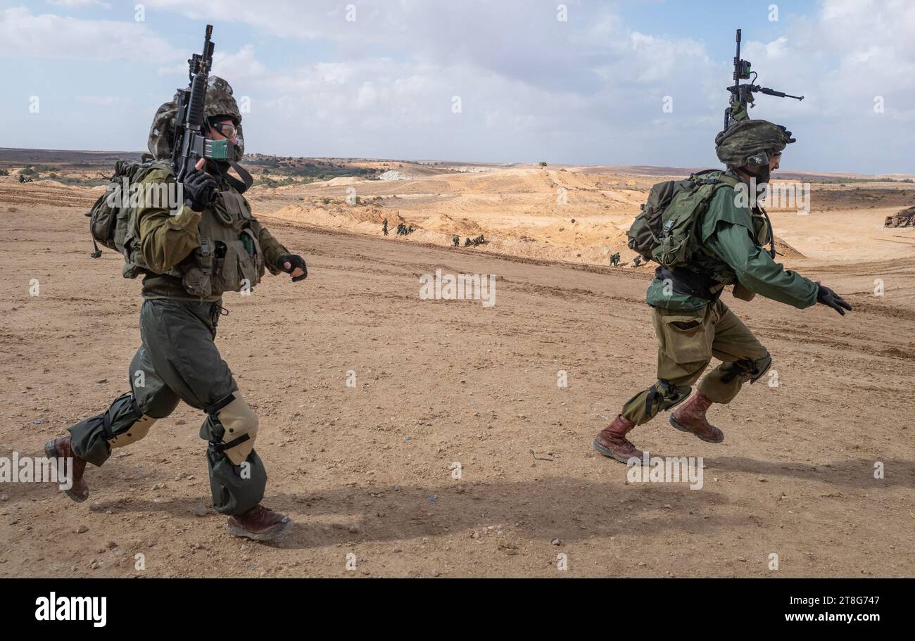 Des soldats d'infanterie israéliens de la 55e brigade de parachutistes armés d'armes légères lors d'un exercice de tir réel à l'extérieur de la base de Tze'elim dans le sud d'Israël près de la frontière de la bande de Gaza le 20 novembre 2023. Les soldats sont tous des troupes de réserve de Tsahal et ne sont pas encore allés dans la bande de Gaza. Certains des soldats sont immédiatement retournés en Israël de l’étranger après l’attaque terroriste du Hamas contre les communautés du Sud d’Israël le 7 octobre 2023. Photo de Jim Hollander/UPI crédit : UPI/Alamy Live News Banque D'Images