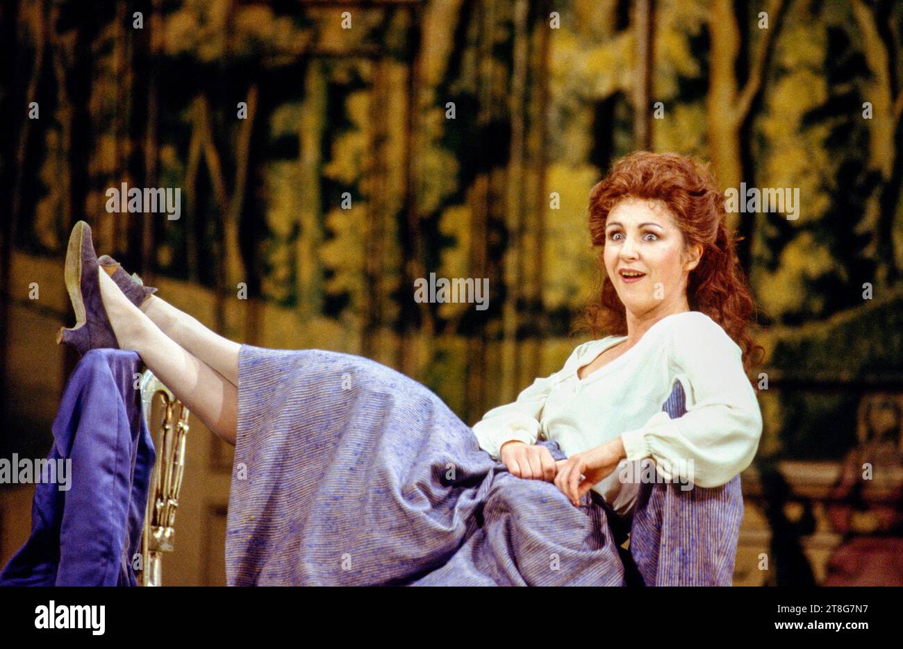 Lesley Garrett (Atalanta) en XERXES à l'Opéra National Anglais (ENO), London Coliseum, Londres WC2 23/02/1985 musique: George Frideric Handel texte: Nicolo Minato chef: Charles Mackerras conception: David Fielding éclairage: Paul Pyant traducteur et directeur: Nicholas Hytner Banque D'Images