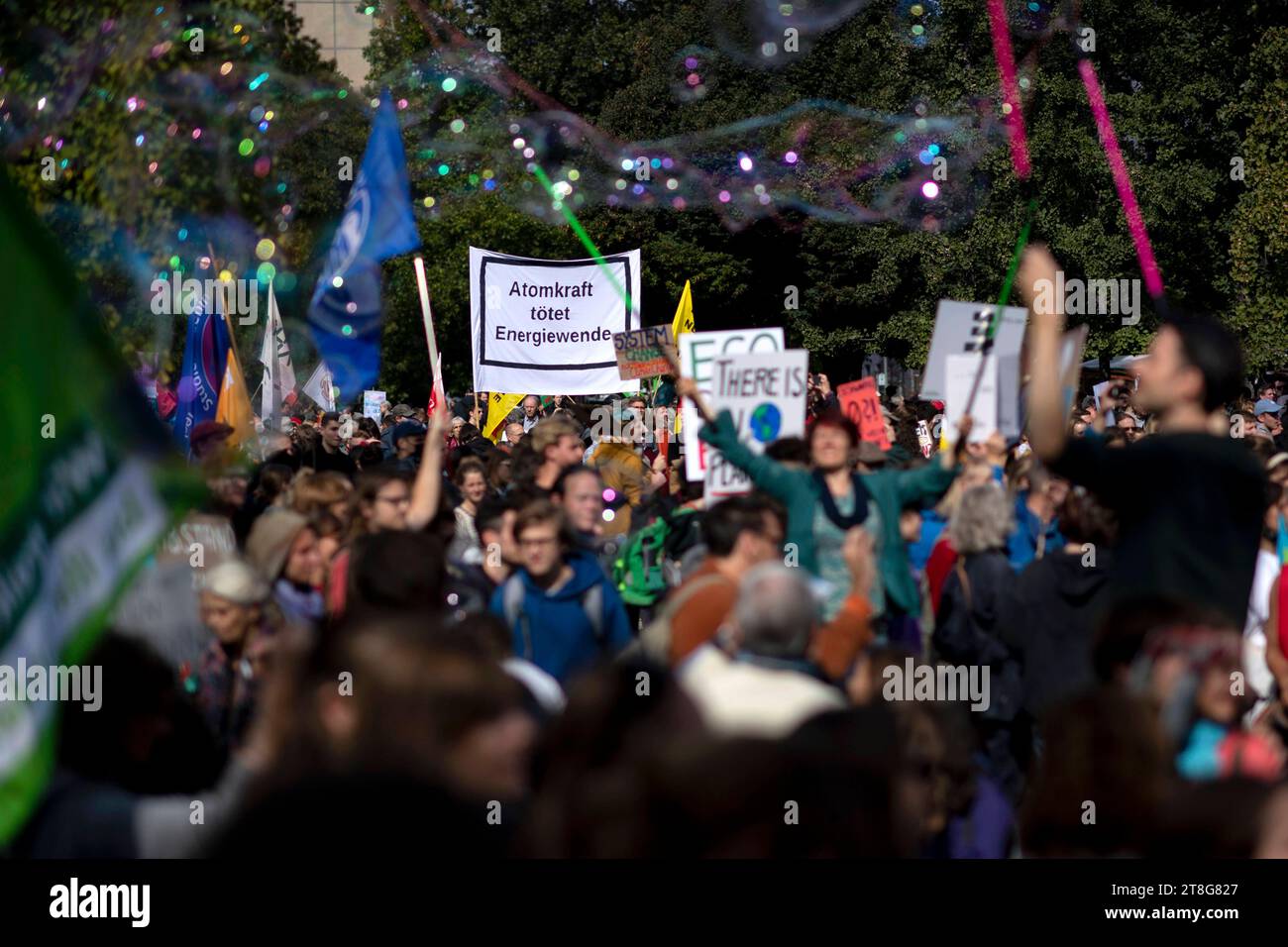 Fridays for future, Climate Demonstration DEU, Deutschland, Allemagne, Berlin, 23.09.2022 Demonstranten mit transparent Atomkraft toetet Energiewende auf der Kundgebung und der Demonstration von Schuelerinnen und Schueler der weltweiten Bewegung FridaysForFuture beim globalen Klimastreik unter dem motto Menschen statt profit PeopleNotProfit und Klima statt Krise fuer Klimagerechmoegum in Deutschland 100 Berlin, Allemagne Die Schueler und Studenten protestieren und streiken fuer einen radikalen Wandel der Klimapolitik, der Einhaltung des 1, 5-Grad-Ziels Banque D'Images