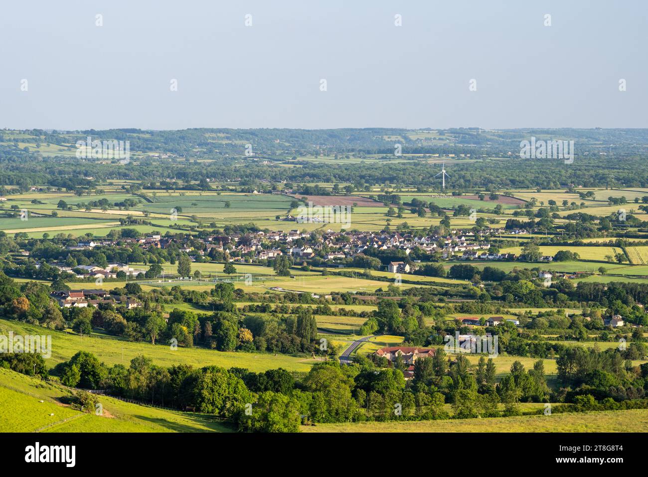 Kingswood village et Wickwar's Lower Woods se trouvent au milieu de champs agricoles sous les collines Cotswolds Edge dans la campagne du Gloucestershire. Banque D'Images