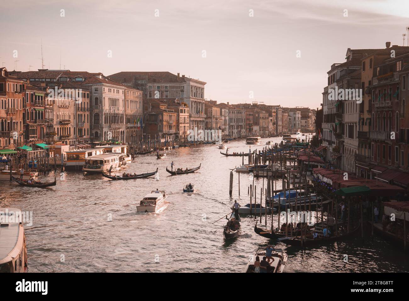 Grand Canal classique Venise Italie Gondolas Boats Architecture vue sur la voie navigable Banque D'Images