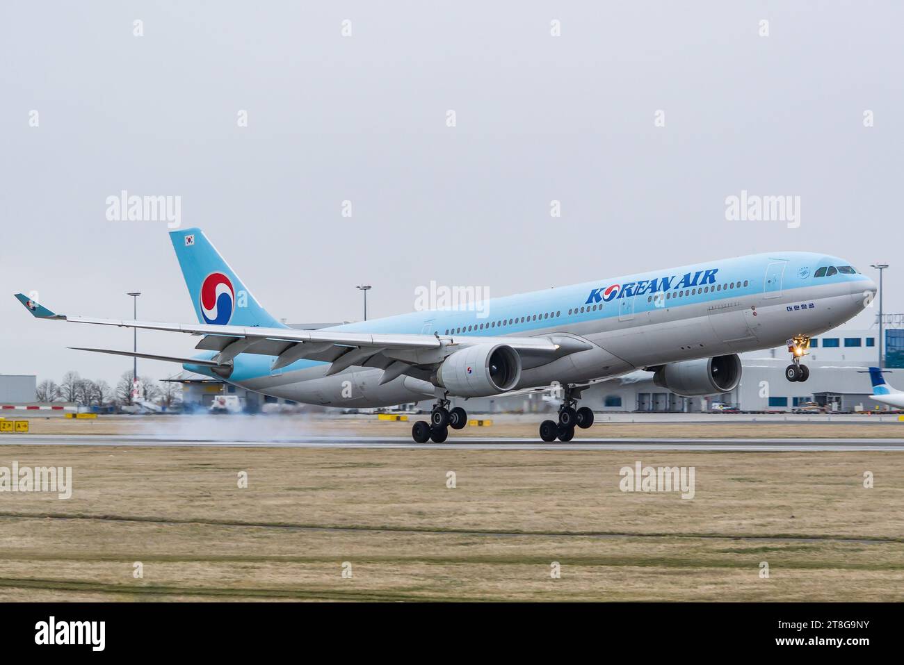 Korean Air Airbus A330-300 atterrissant sur la piste de l'aéroport international de Prague. Photo de haute qualité Banque D'Images Korean Air Airbus A330-300 atterrissant sur la piste de l'aéroport international de Prague. Photo de haute qualité Banque D'Images