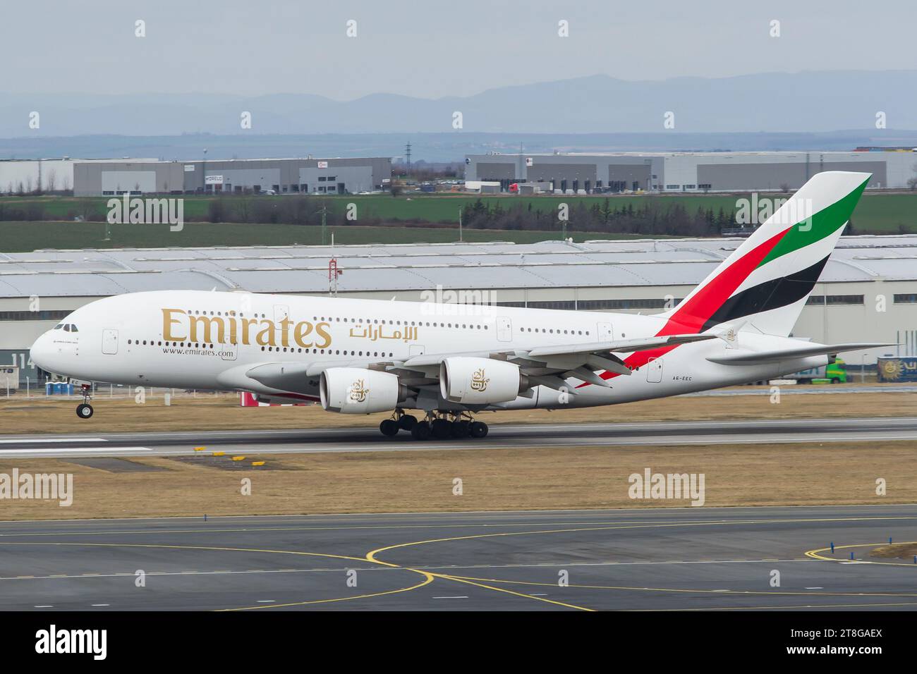 L'avion de ligne Airbus A380 à double pont d'Emirates atterrissant à Prague après un vol de Dubaï. Banque D'Images