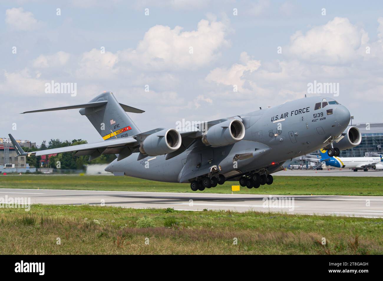 Avion militaire C-17 de l'US Air Force décollant de l'aéroport de Lviv. Photo de haute qualité Banque D'Images