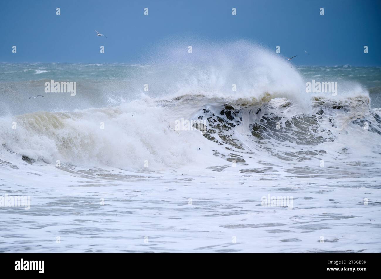 Des vagues énormes font rage lors d'une tempête incroyablement puissante dans la mer Noire. Banque D'Images