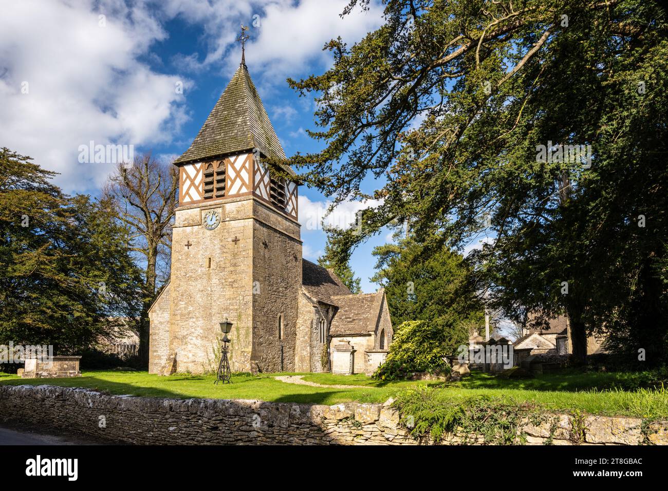 La tour à pans de bois du 13e siècle de l'église St Andrew à Leighterton dans le Gloucestershire Cotswolds. Banque D'Images