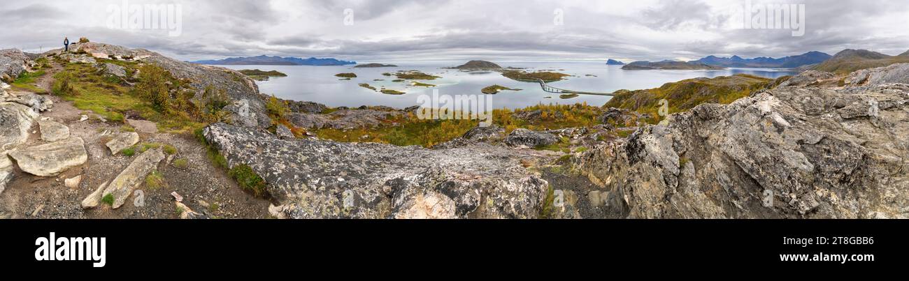 Femme de randonnée sur le pic dans la nature automnale de la Norvège. Randonnée au bord du fjord et des montagnes sur l'île de Kvaløya à Troms, entre pierre de marbre Banque D'Images
