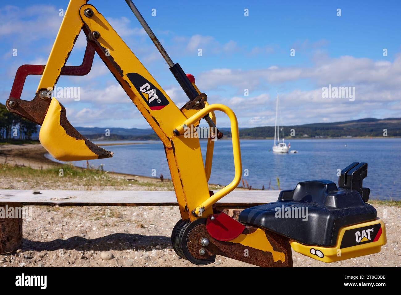 Une vue rapprochée d'une pelle à chat jouet sur la plage à Otter Ferry. Argyll Banque D'Images