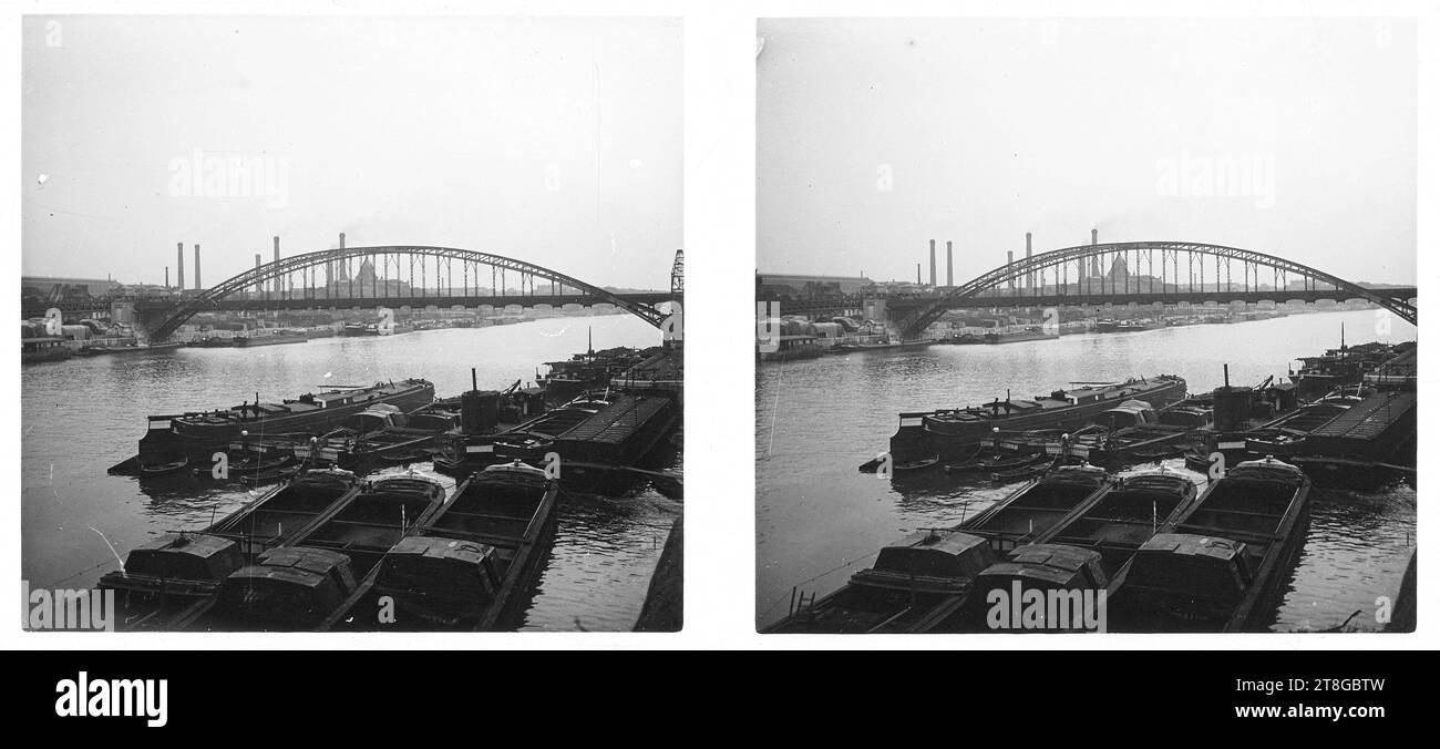 Pont et péniches sur la Seine, Paris, photographe, en 1928, 20e siècle, arts graphiques, Photographie, Photographie plaque de verre, vue stéréoscopique, Dimensions - travail : hauteur : 5,4 cm, largeur : 12,2 cm, Dimensions - montage :, hauteur : 5,9 cm, largeur : 12,9 cm Banque D'Images