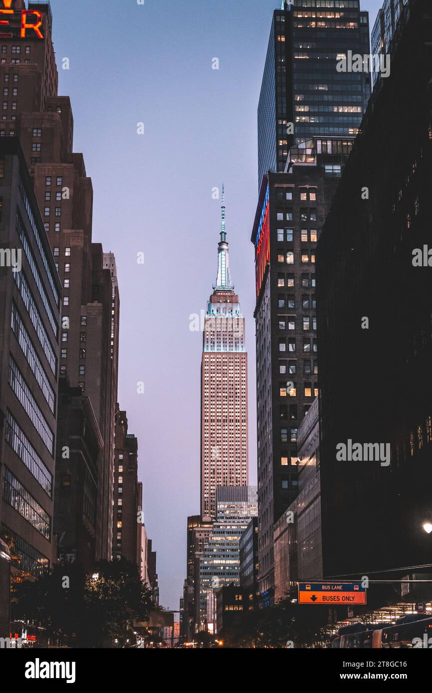Image de l'Empire State Building au crépuscule illuminé. Banque D'Images