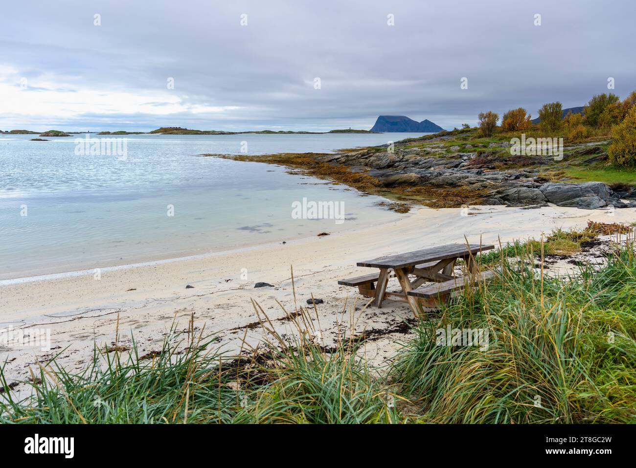 Espace barbecue sur la rive atlantique près de Sommarøy, Norvège. Plage de sable avec grill, banc de parc et espace détente, au bord de la mer turquoise comme caribean Banque D'Images