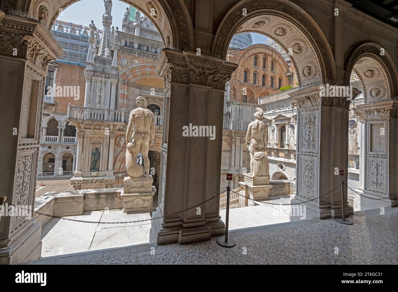 Scala dei Giganti. Au pied du monumental marbre Scala dei Giganti (escalier des géants) reliant la cour au premier étage, menant Banque D'Images
