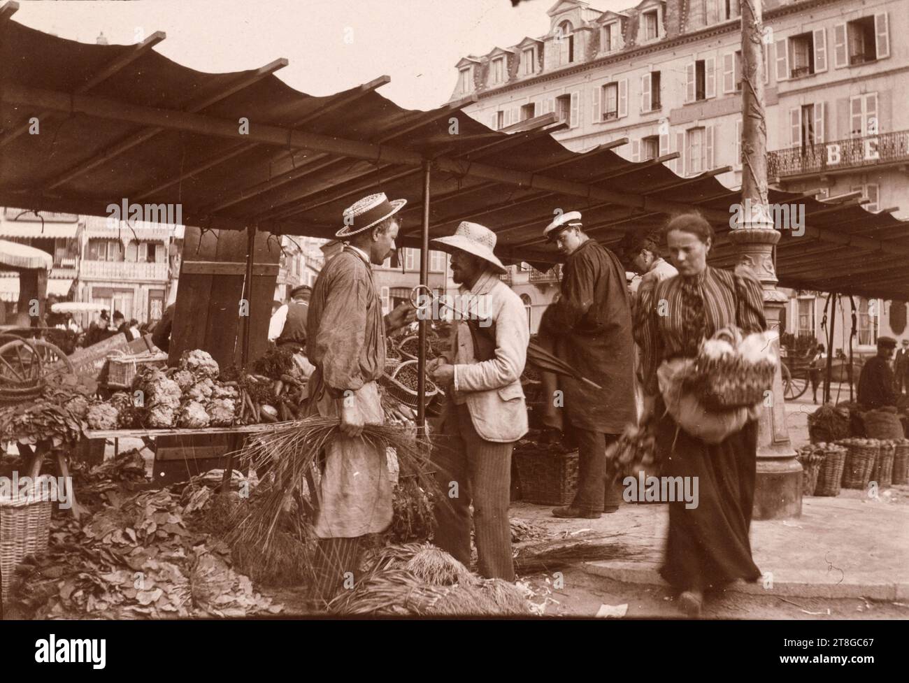 Marché ouvert. Etal de légumes, Paris, photographe amateur, vers 1900, 19e-20e siècle, photographie, Arts graphiques, Photographie, Aristotype, Dimensions - oeuvre : hauteur : 5,6 cm, largeur : 8,2 cm, Dimensions - marge:, hauteur : 6,5 cm, largeur : 8,8 cm Banque D'Images