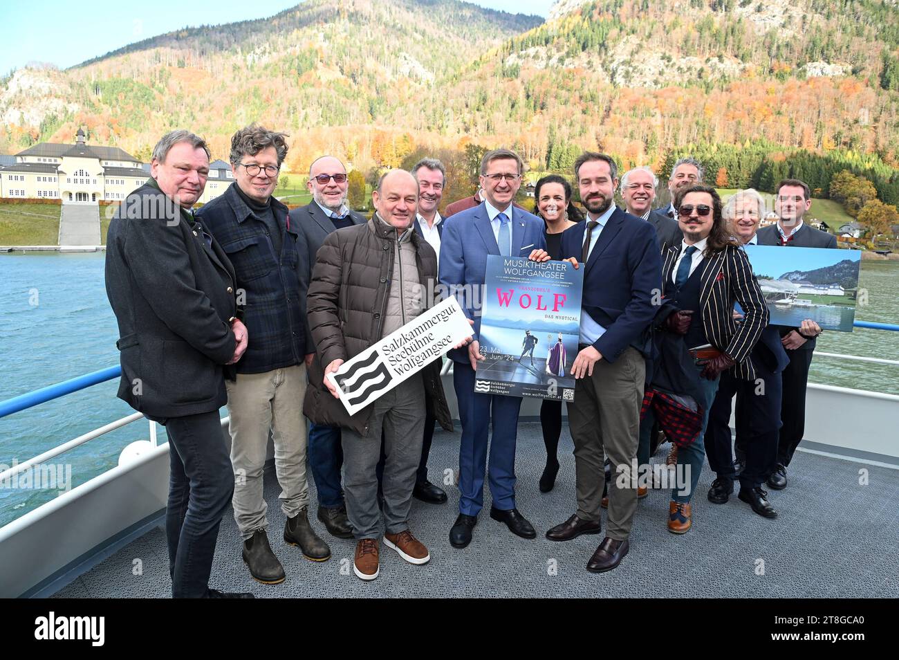 Medien-Schifffahrt zur Präsentation der Planung der neuen Salzkammergut-Seebühne am Wolfgangsee und von Wolf Das Mystical, Am 20.11.2023. DAS Bild zeigt v.l.N.r., Bürgermeister von Strobl, Josef Weikinger, Schriftsteller Franz Stefan Griebl vulgo Franzobel, N.N., N.N., N.N., Landesrat Markus Achleitner, Tourismusdirektorin Yvonne Rosenstatter, Landeshauptmannstellvertreter Stefan Schnöll, Geschäftsführer der Wolfgang Betriebs GmbH, Christian Meyer, Komponist Gerd Hermann Ortler, Architekt Eduard Neversal, Patrick Debettin 2023 - Medien-Schifffahrt zur Präsentation der Planung der neuen Salzka Banque D'Images