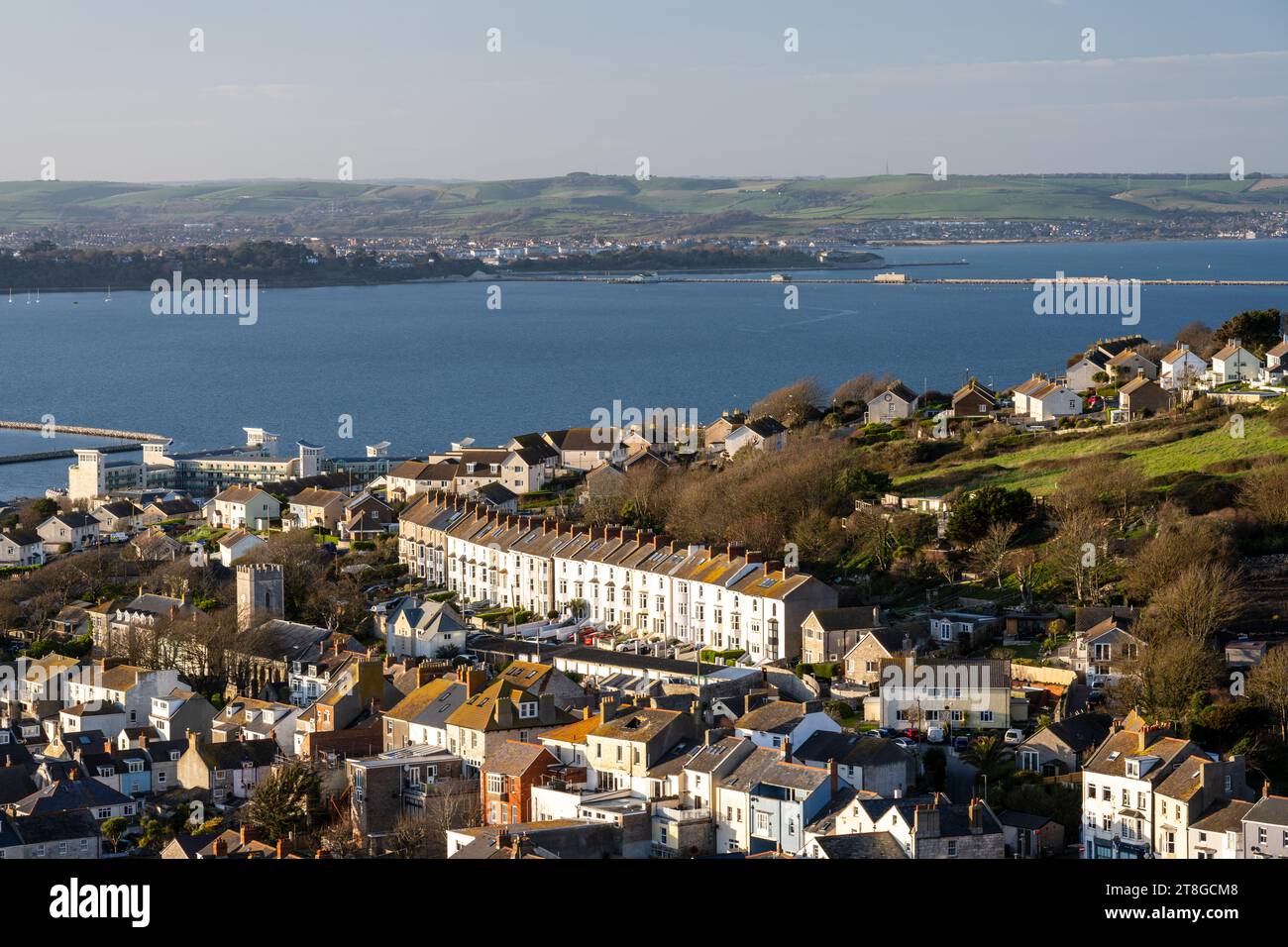 La vue sur la ville de Fortuneswell et le port de Portland à Weymouth et les collines de South Dorset Downs. Banque D'Images