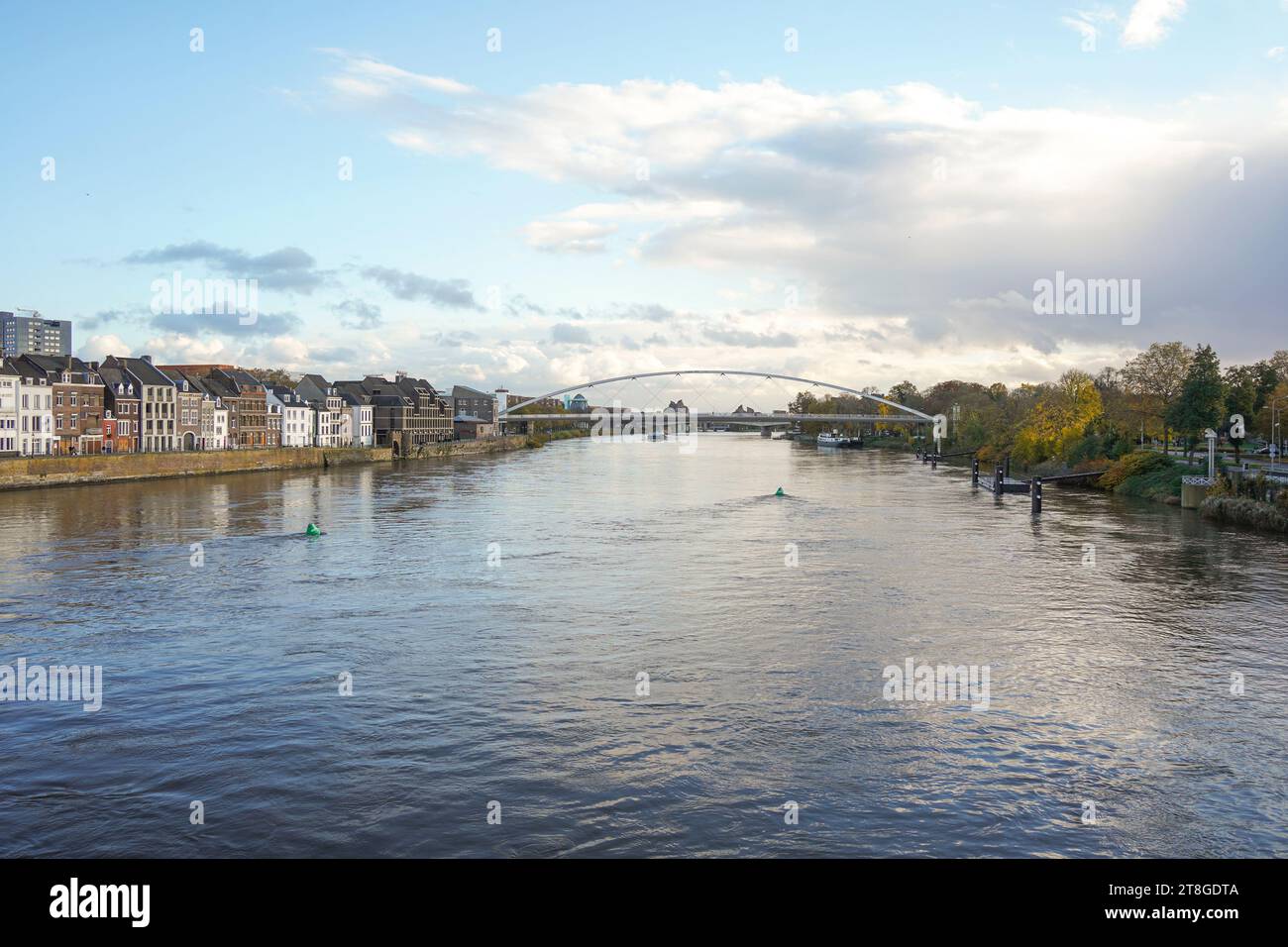 Wijck quartier à la rivière meuse, de Maas, avec pont Kennedy, Maastricht, Limbourg, pays-Bas. Banque D'Images