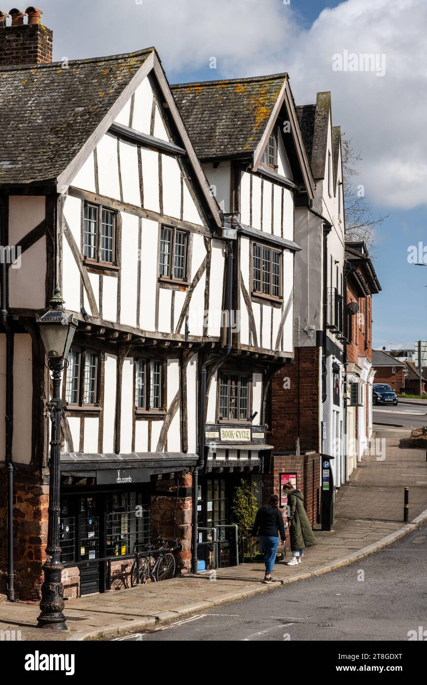 Vieux bâtiments pittoresques à ossature de bois sur West Street dans le centre-ville d'Exeter. Banque D'Images